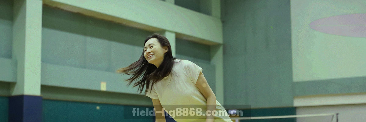 三枚抽象权益徽章代表追踪版、进阶版与全景版，以金线、浅金标签和深墨绿面板区分层级